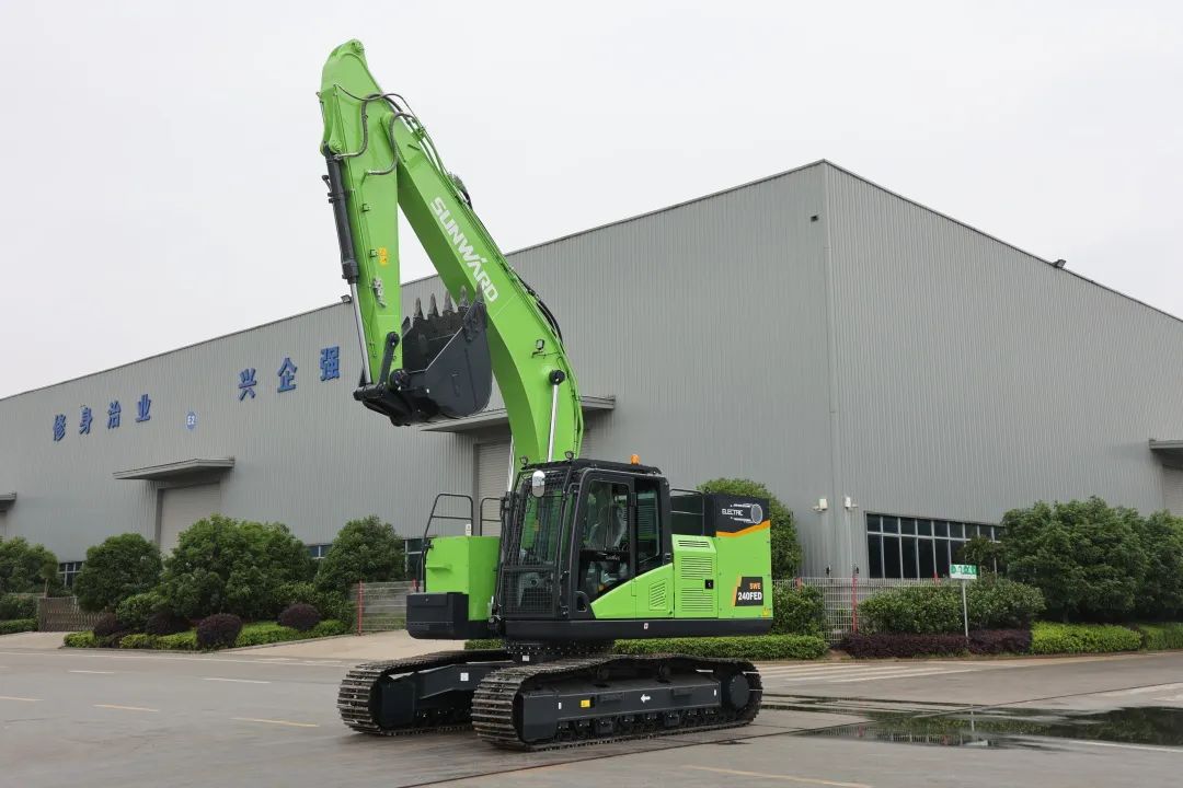 征战川藏铁路!平博在线智能新一代电动挖掘机成功交付