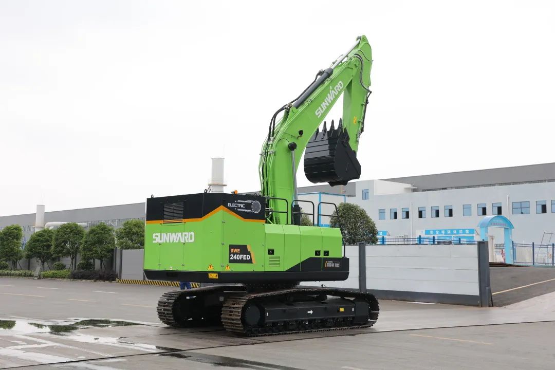 征战川藏铁路!平博在线智能新一代电动挖掘机成功交付