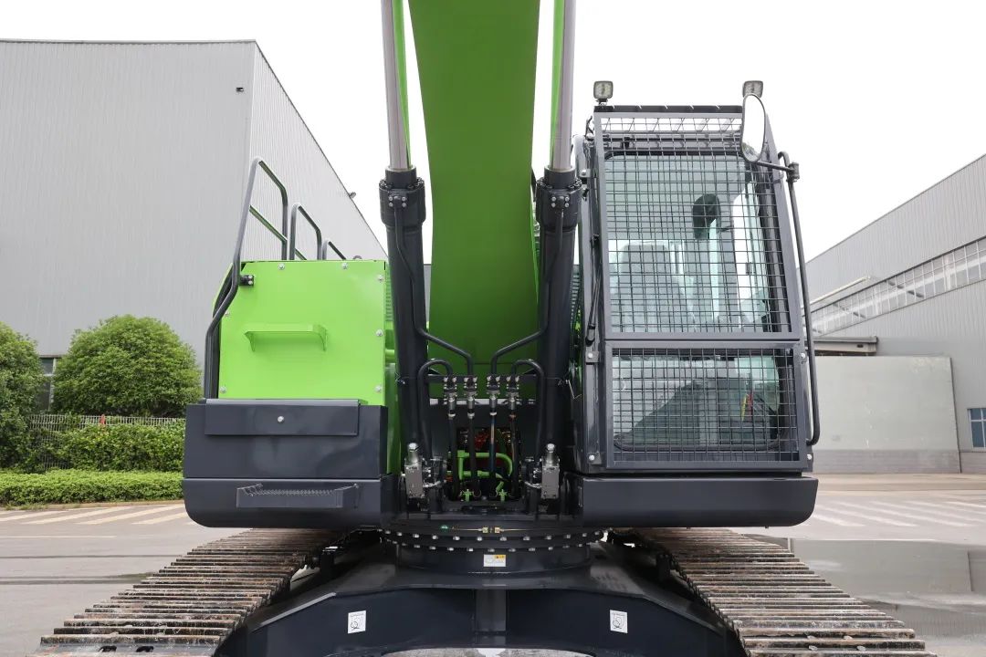 征战川藏铁路!平博在线智能新一代电动挖掘机成功交付