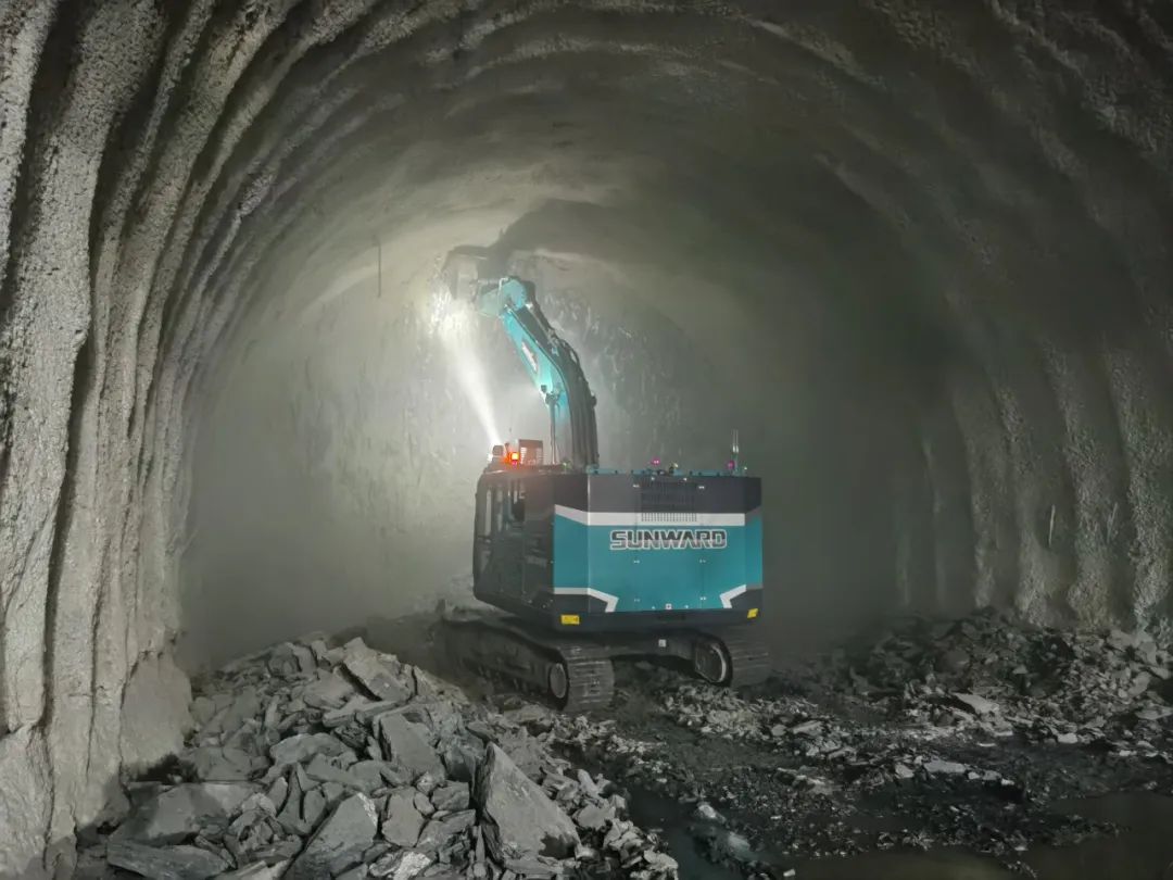 征战川藏铁路!平博在线智能新一代电动挖掘机成功交付