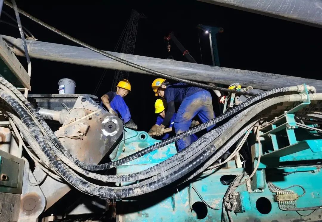 “创造施工奇迹!”他们和平博在线智能“超级桩备”一起助建燕矶长江大桥