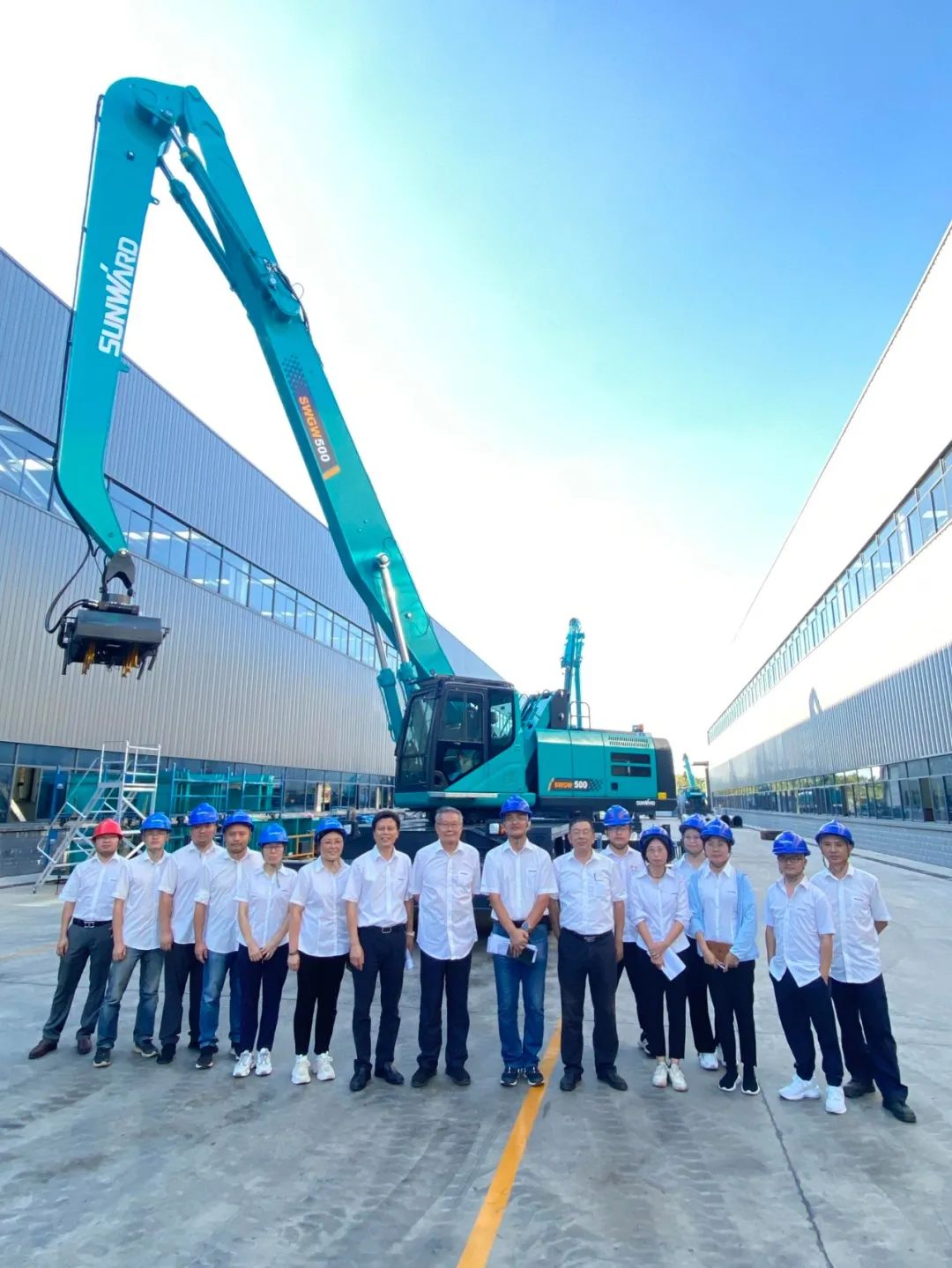 作业幅度达18米，平博在线智能首台轮式抓料机成功下线