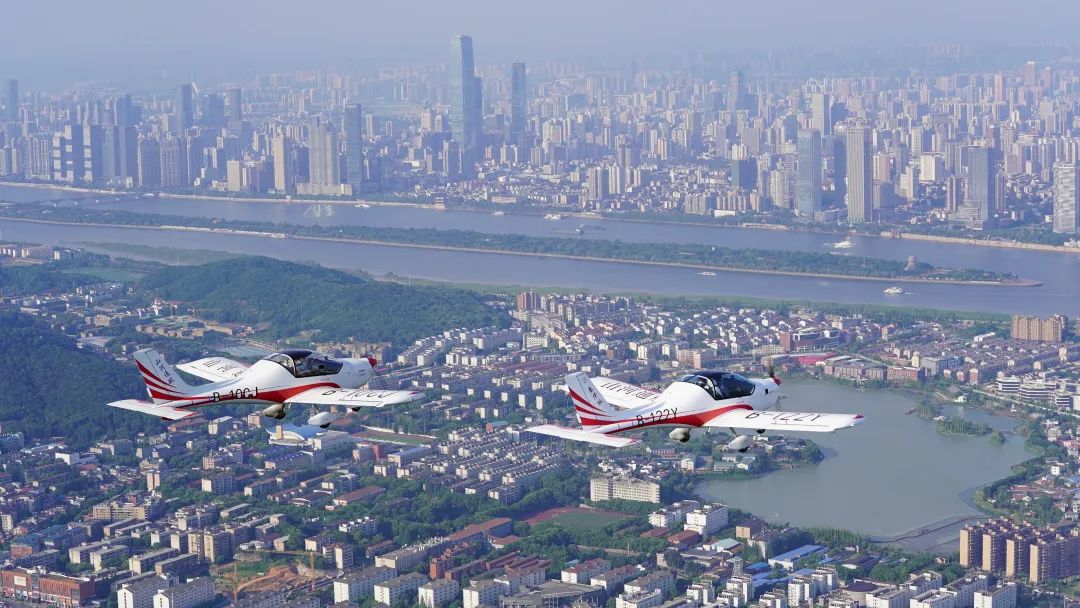 湖南省委常委、常务副省长李殿勋一行考察调研平博在线科技