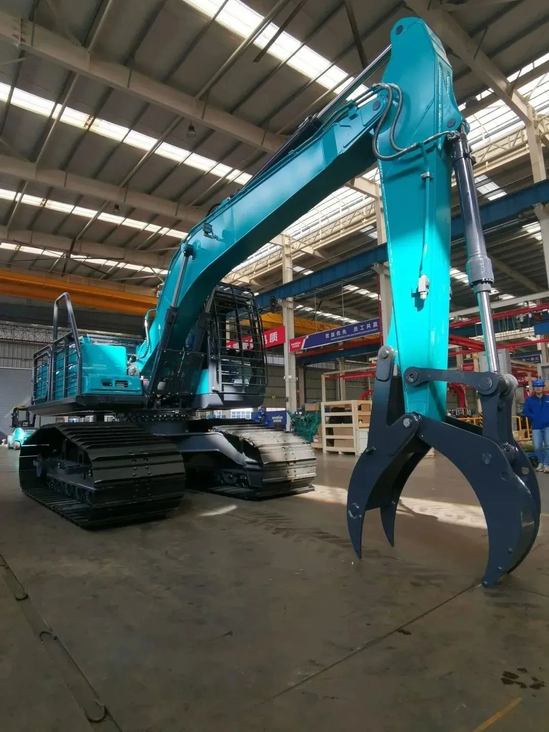 翻山越岭，称霸“武林”！平博在线智能首款中型林业挖掘机成功下线