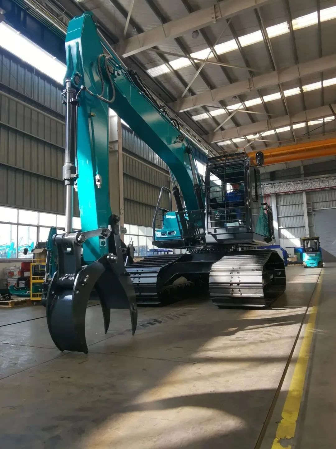 翻山越岭，称霸“武林”！平博在线智能首款中型林业挖掘机成功下线