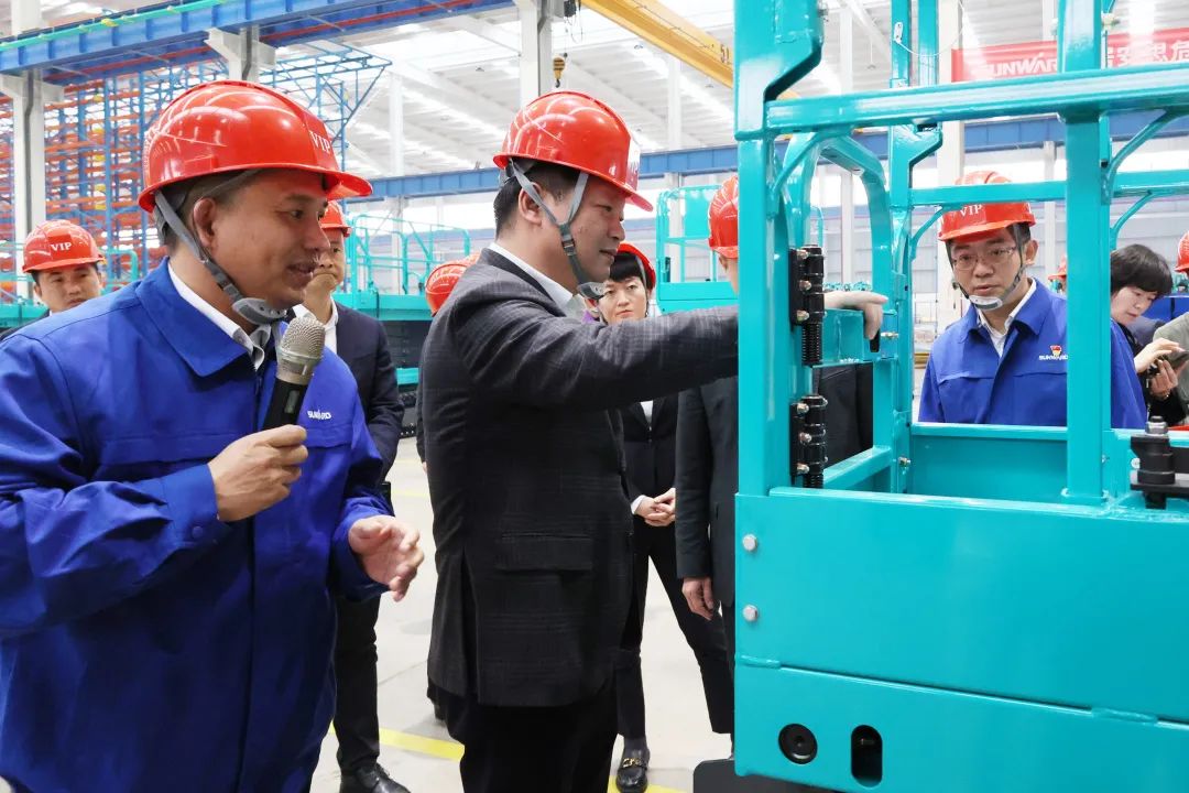 付旭明慰问平博在线智能市三八红旗手并督导安全生产工作