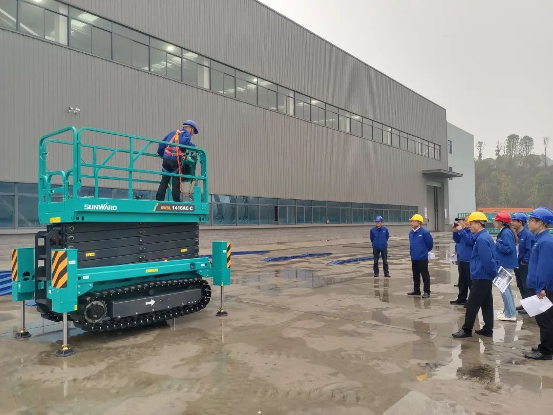 出厂即“出道”！平博在线智能首款履带剪叉式高空作业平台批量上市