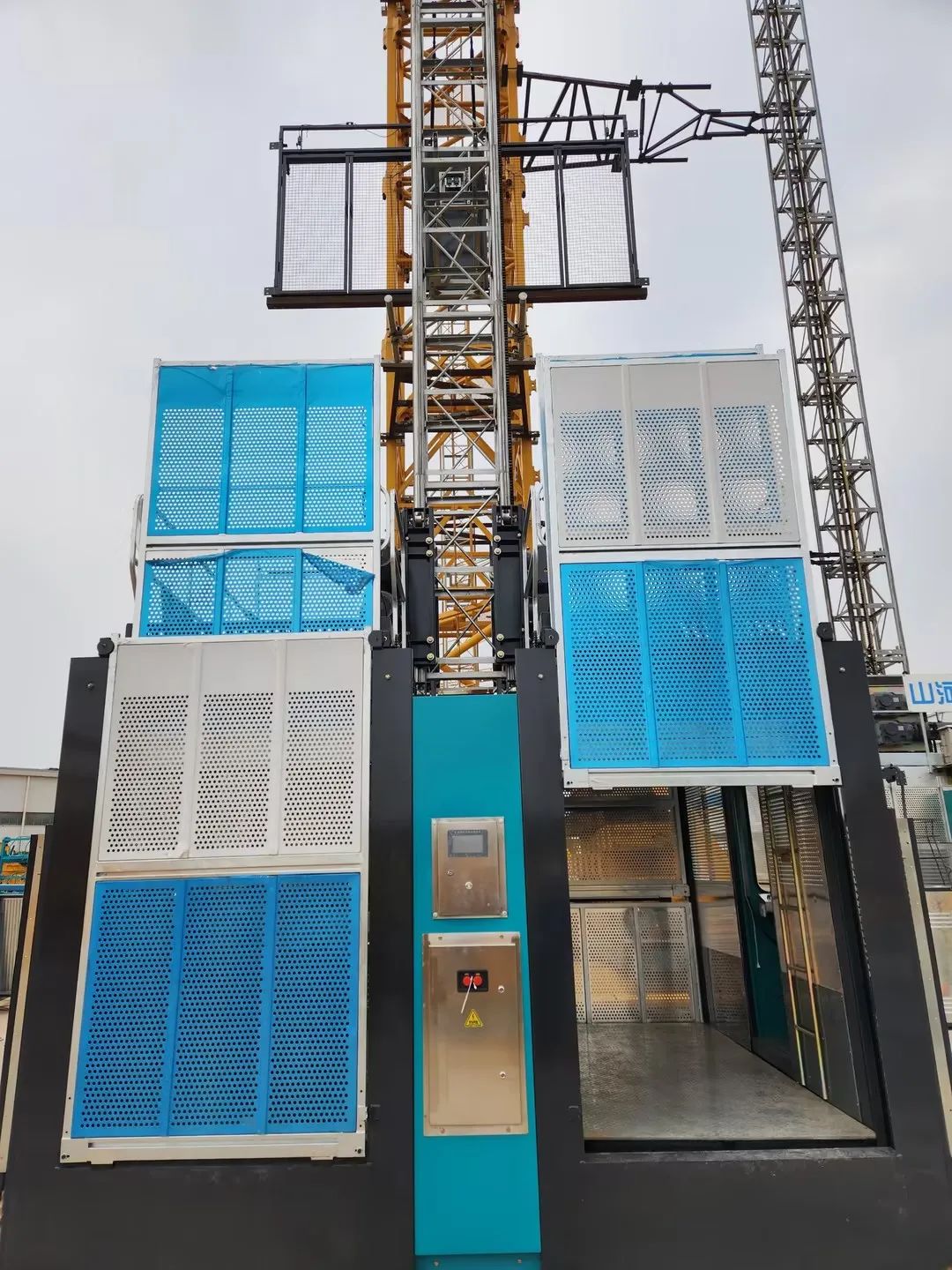 科技显能、再添新品！平博在线江麓智能施工升降机成功下线