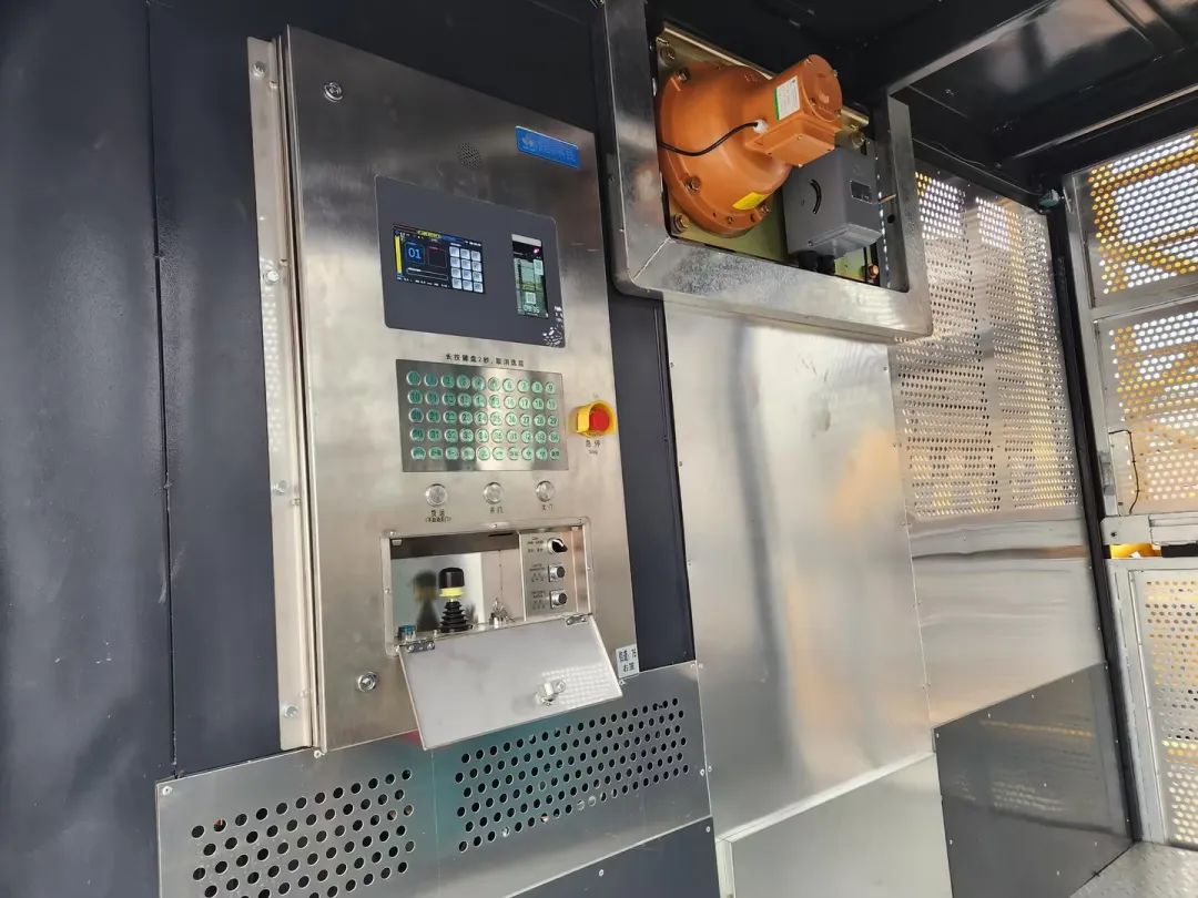 科技显能、再添新品！平博在线江麓智能施工升降机成功下线