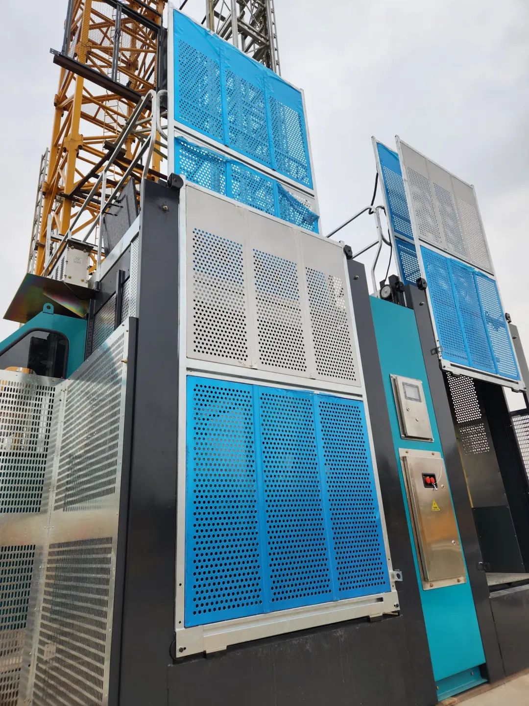 科技显能、再添新品！平博在线江麓智能施工升降机成功下线