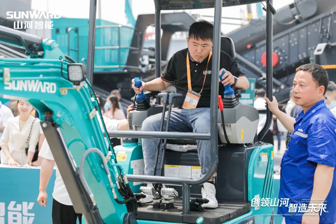 精品出击、互动不断！平博在线智能F系列挖掘机闪耀长沙展