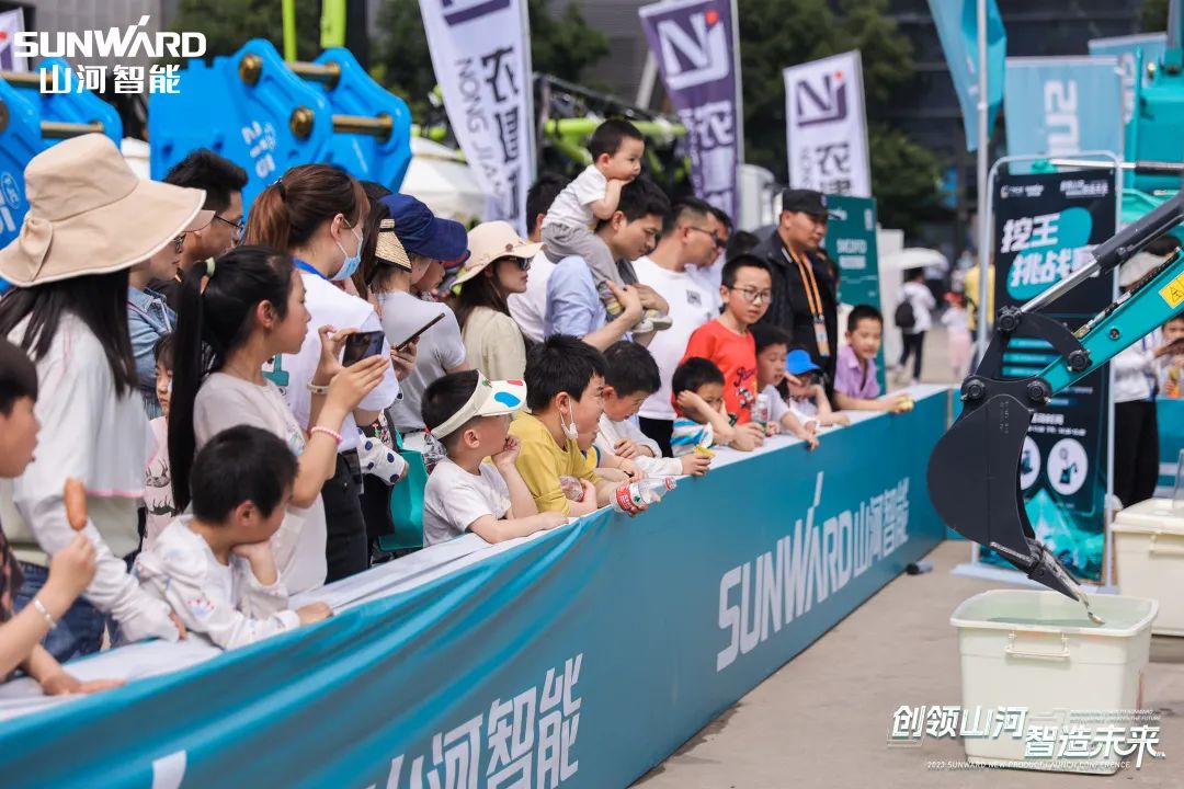 精品出击、互动不断！平博在线智能F系列挖掘机闪耀长沙展