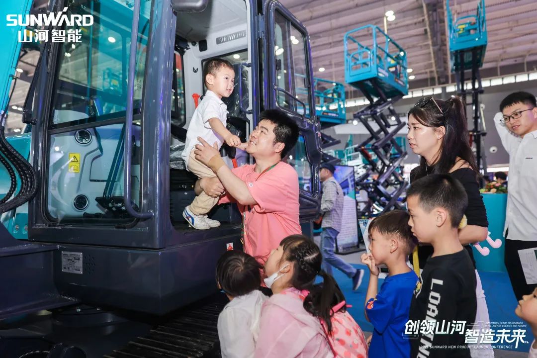 精品出击、互动不断！平博在线智能F系列挖掘机闪耀长沙展