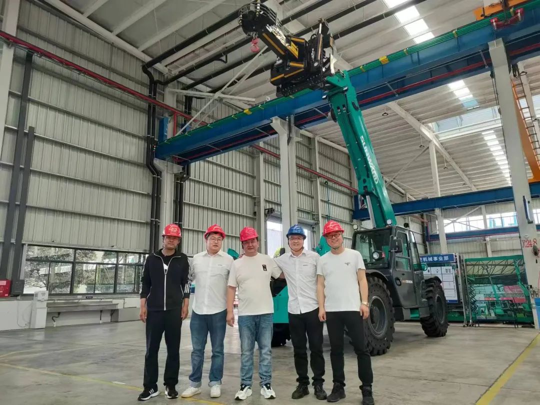 独家定制！平博在线智能油缸更换机器人顺利下线