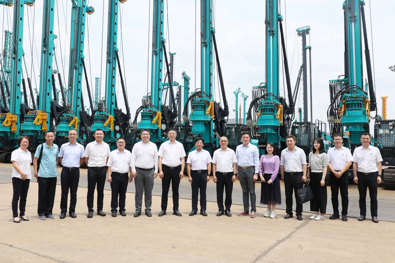 中国进出口银行总行党委委员、副行长李钧一行调研平博在线智能