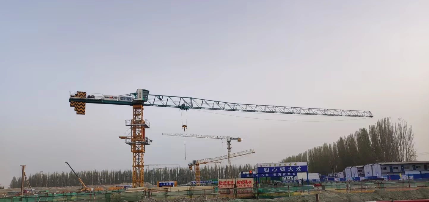 天山脚下的画师！平博在线江麓群塔援疆建设新景色