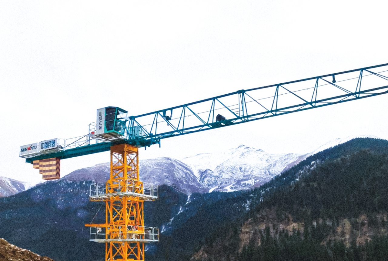 天山脚下的画师！平博在线江麓群塔援疆建设新景色