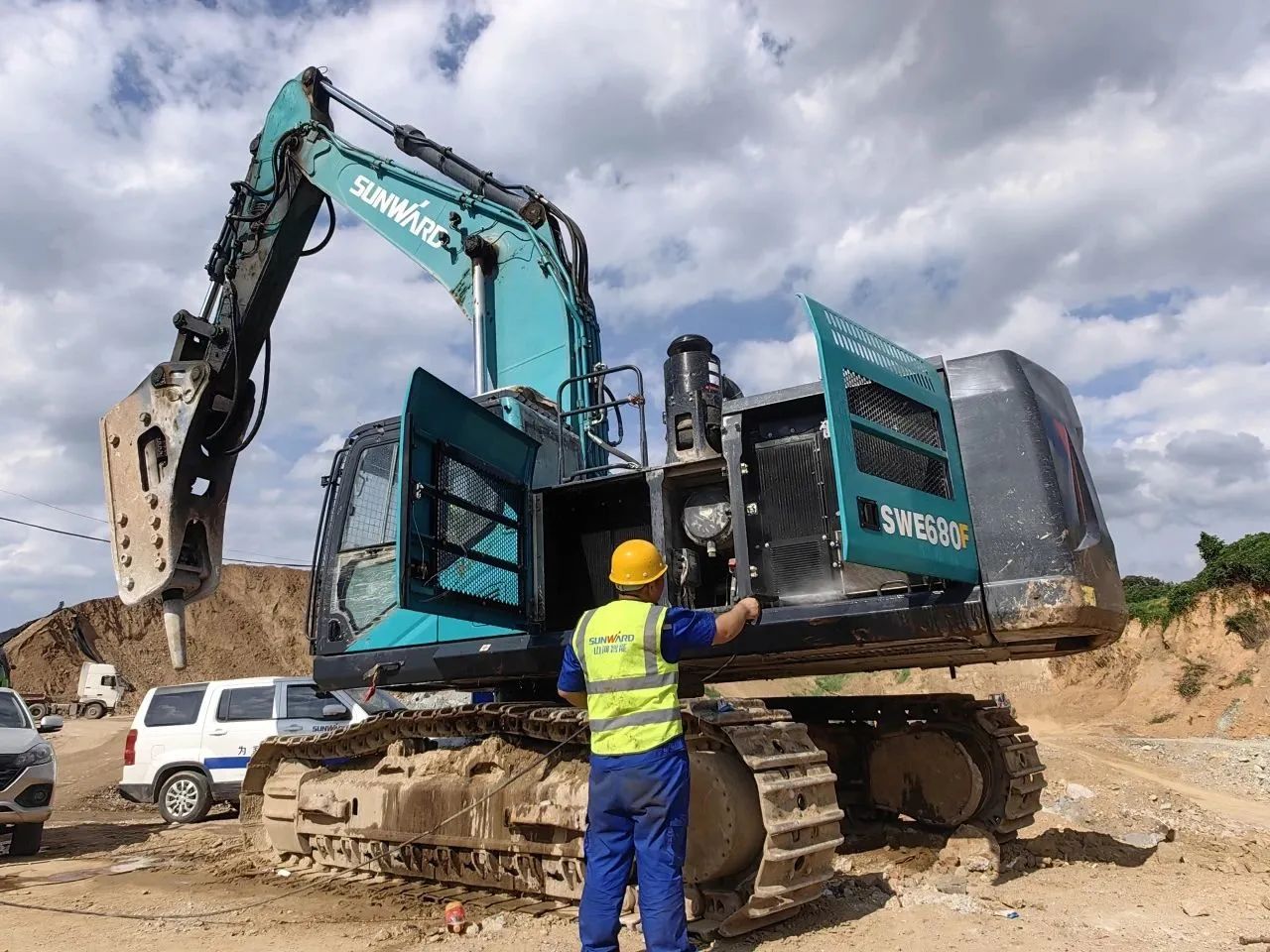 步履不停，服务不止！平博在线智能挖掘机服务万里行火热进行中