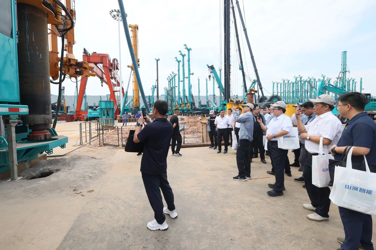 平博在线智能全球首创深井套管车载钻机下线发布