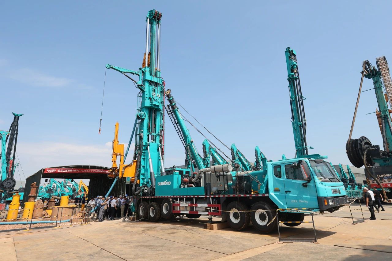 平博在线智能全球首创深井套管车载钻机下线发布