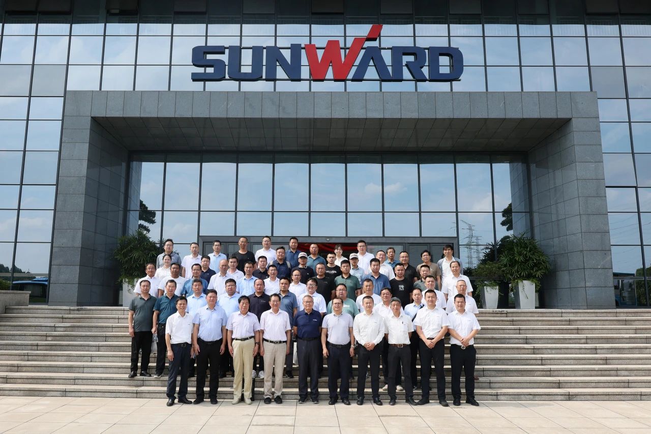 平博在线智能全球首创深井套管车载钻机下线发布