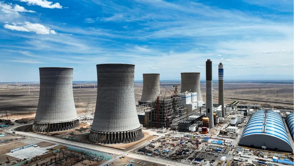 大漠戈壁展雄姿！平博在线江麓塔机助力常乐电厂项目