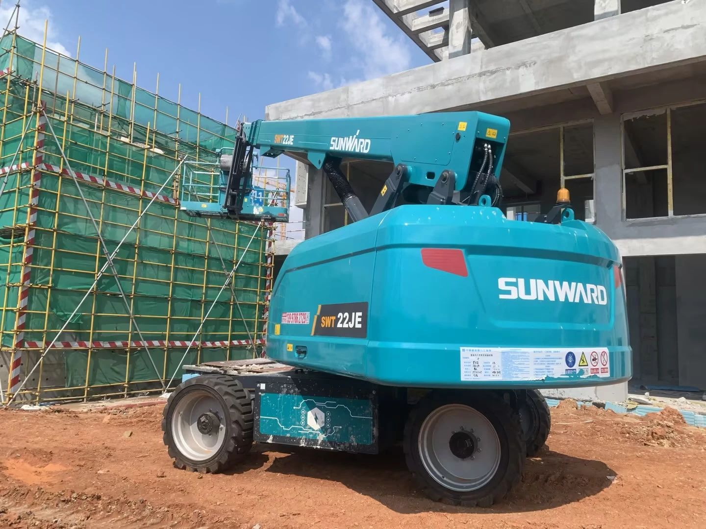 实力上新！平博在线智能电动直臂高空作业平台进军华中市场