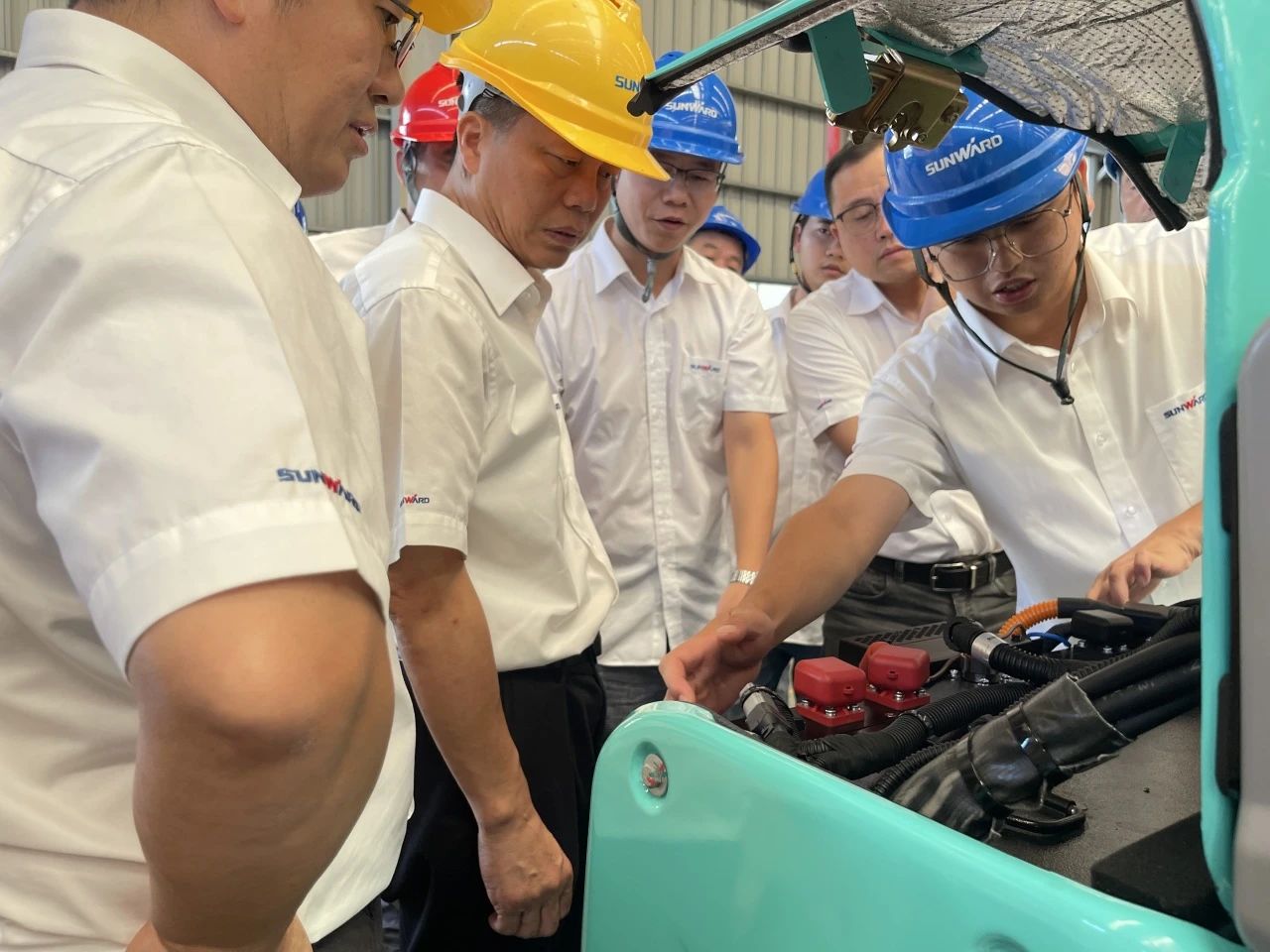 小身材，大能量！平博在线智能最小纯电动液压挖掘机成功下线