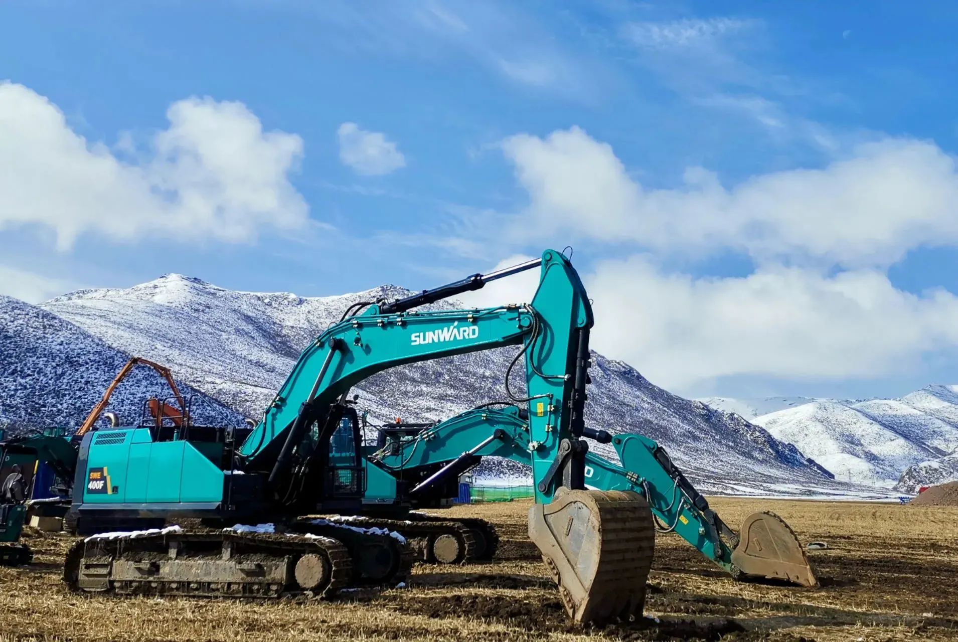 口碑超赞！平博在线智能SWE400F挖掘机荣获工程机械明星产品大奖
