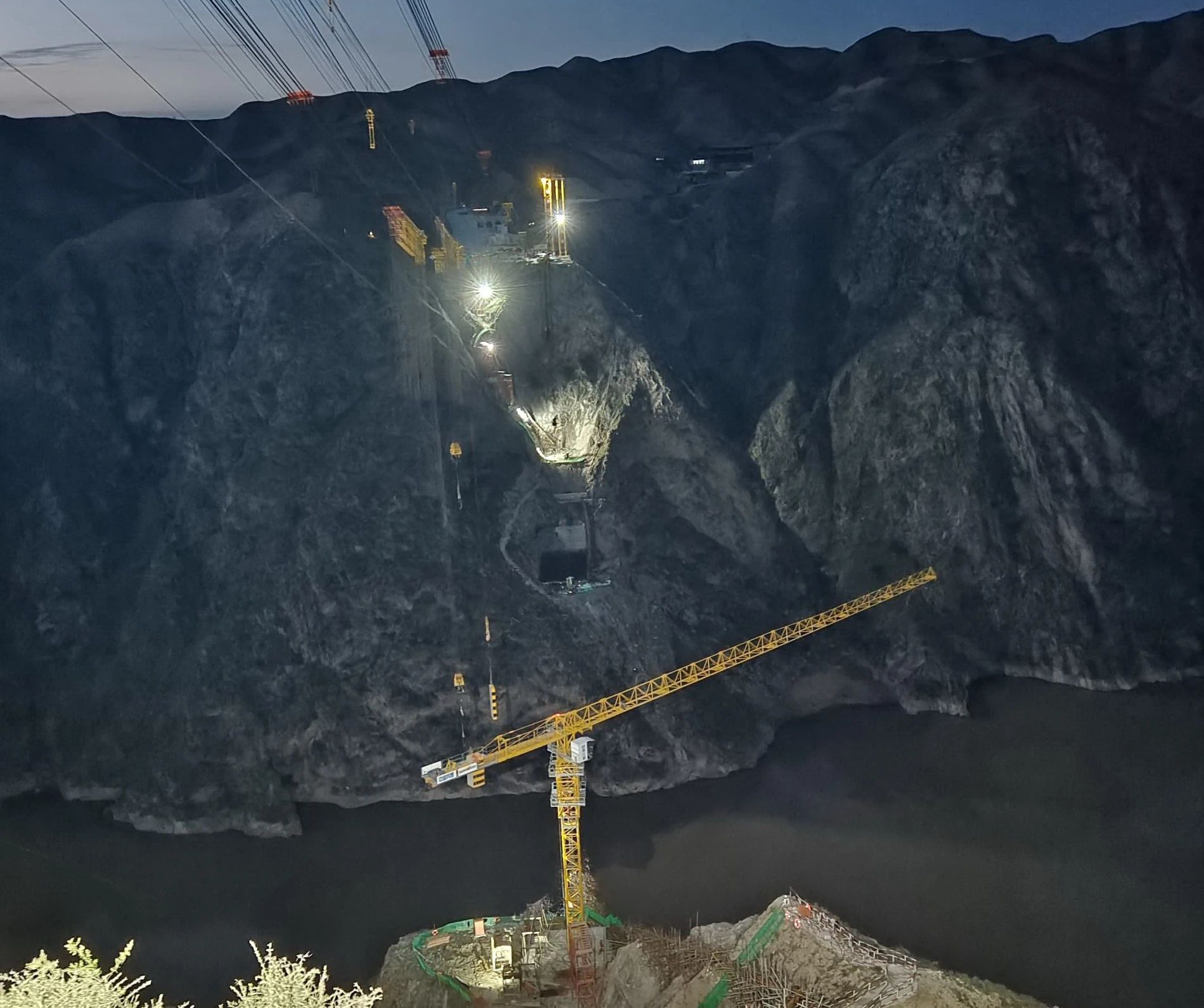 一桥通南北，群岭变坦途！平博在线江麓塔机助建洮河大桥