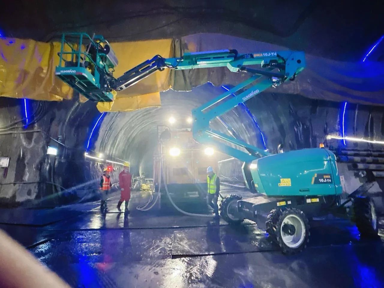 不惧高海拔挑战!平博在线智能高空机械实力助建川藏铁路