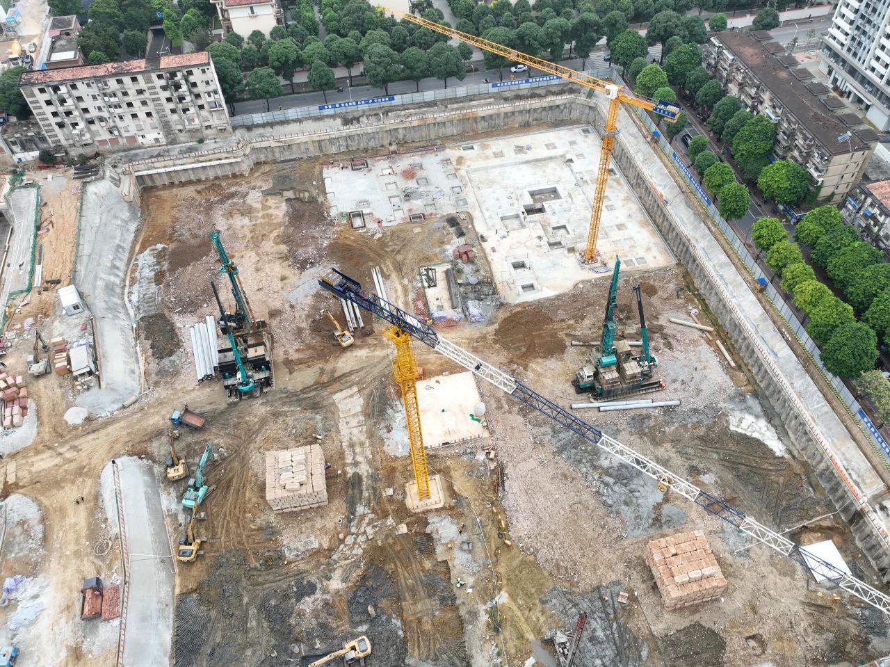 “绿巨人”显神威！平博在线智能引孔式静力压桩机助建“绿城”南宁民生项目