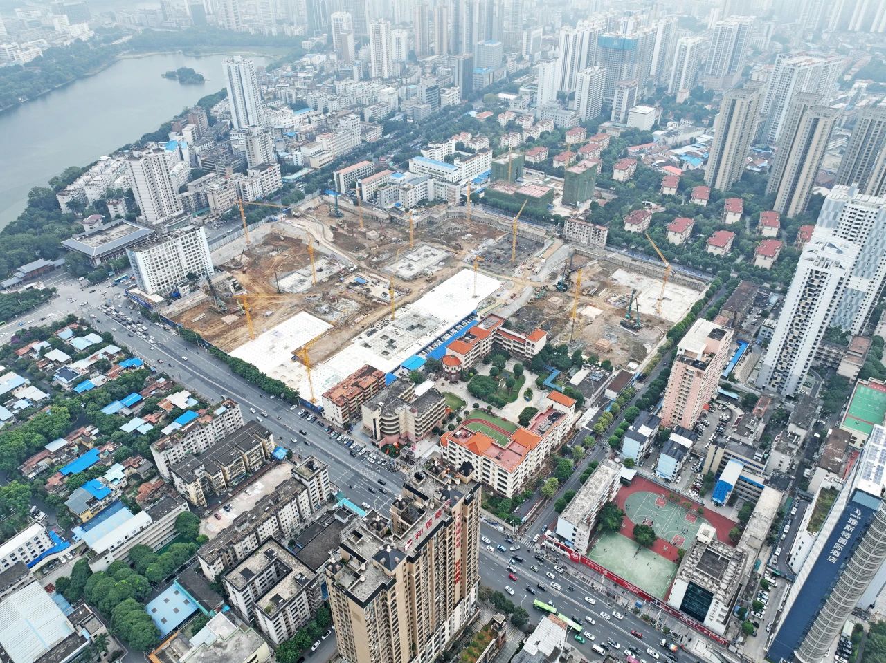 “绿巨人”显神威！平博在线智能引孔式静力压桩机助建“绿城”南宁民生项目