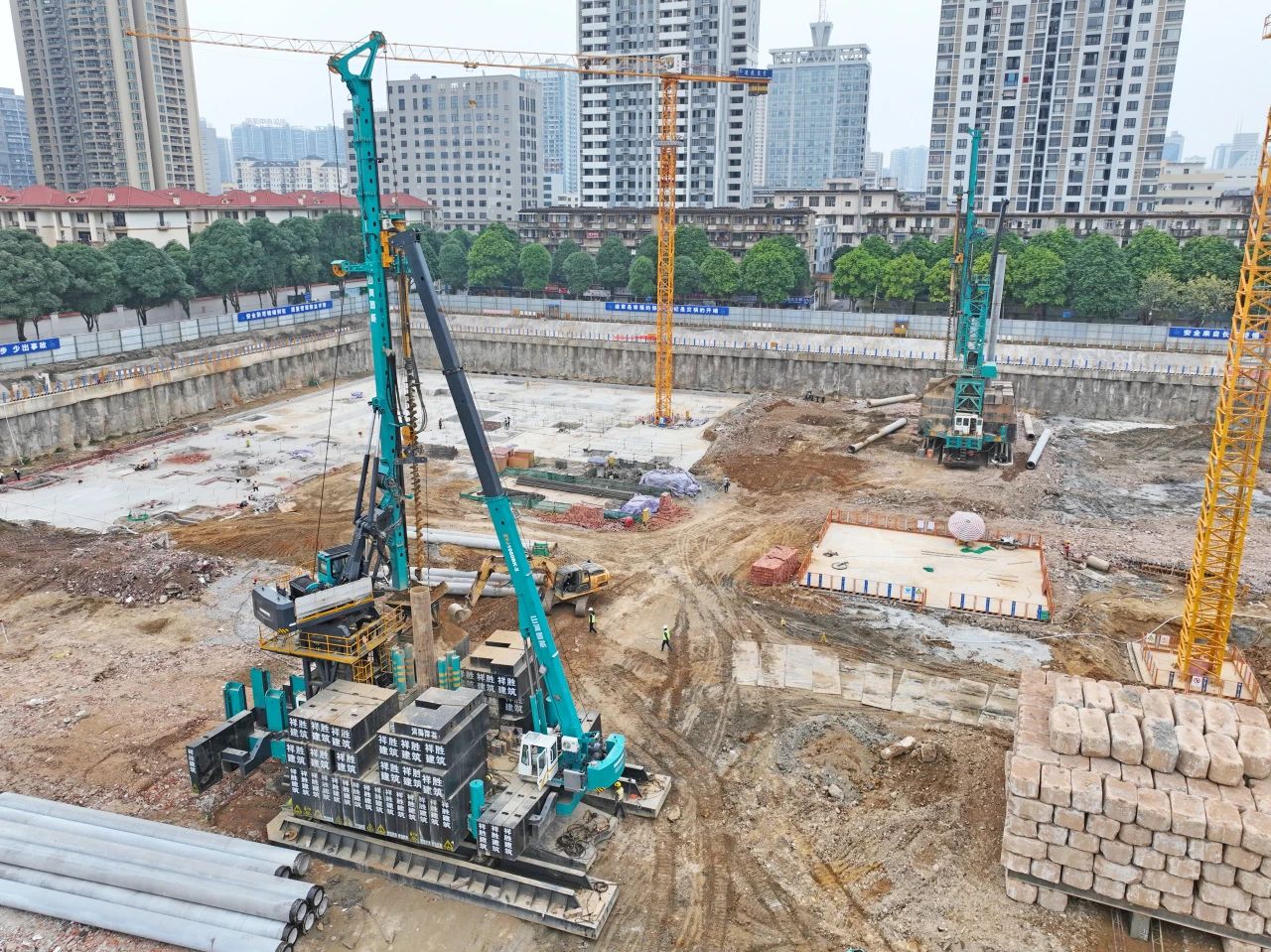 “绿巨人”显神威！平博在线智能引孔式静力压桩机助建“绿城”南宁民生项目