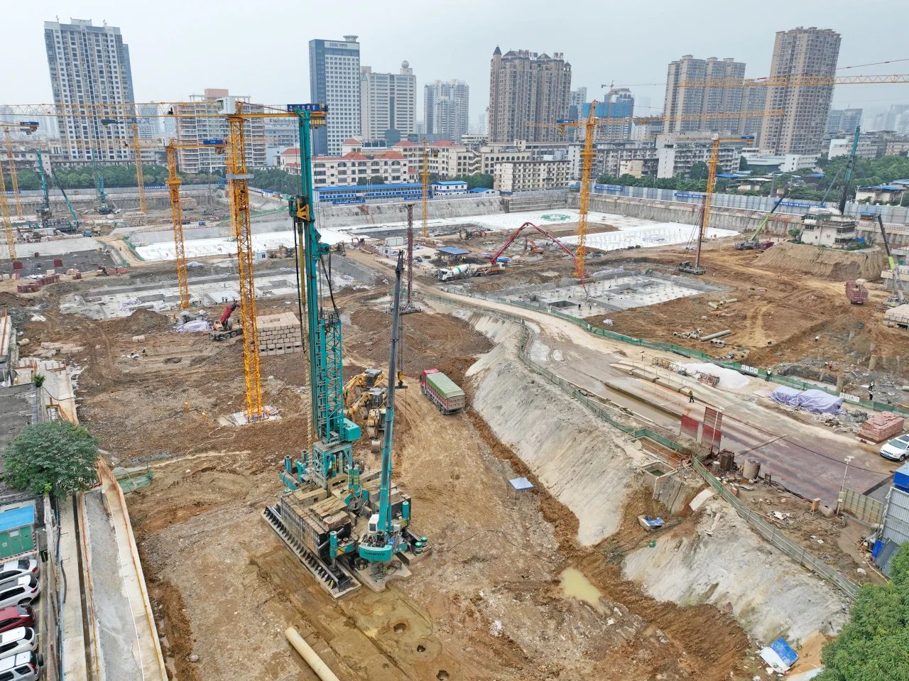 “绿巨人”显神威！平博在线智能引孔式静力压桩机助建“绿城”南宁民生项目