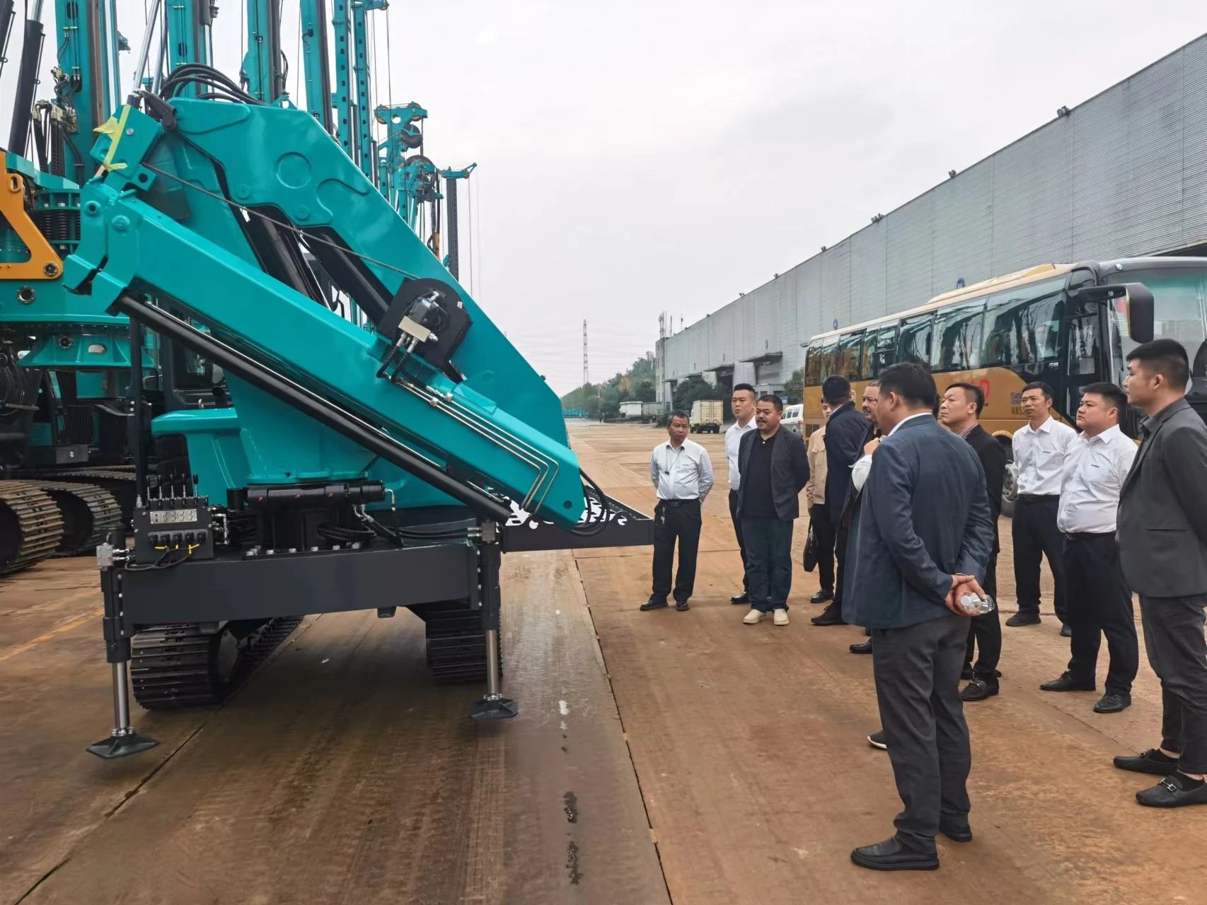 行业寒冬现暖阳！现场签购20台旋挖钻机，平博在线智能携手湖南骏牛助力国家电网项目建设