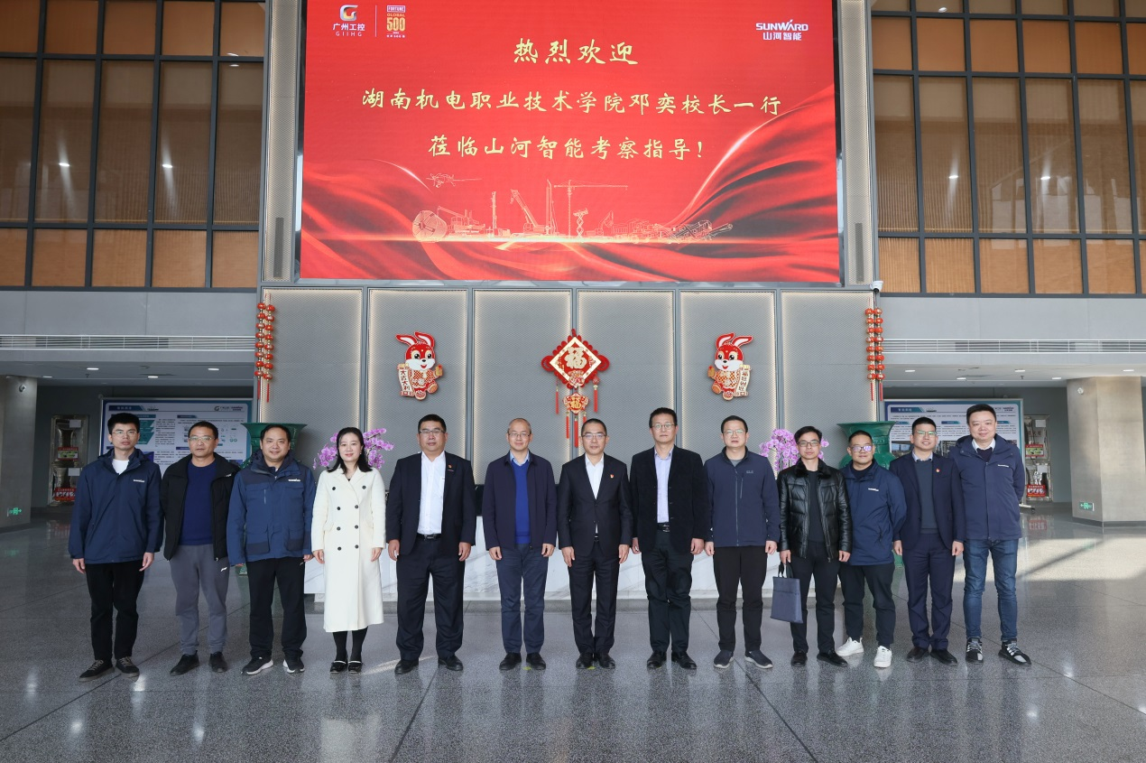 平博在线智能与湖南机电职业技术学院签订“协同出海”合作协议