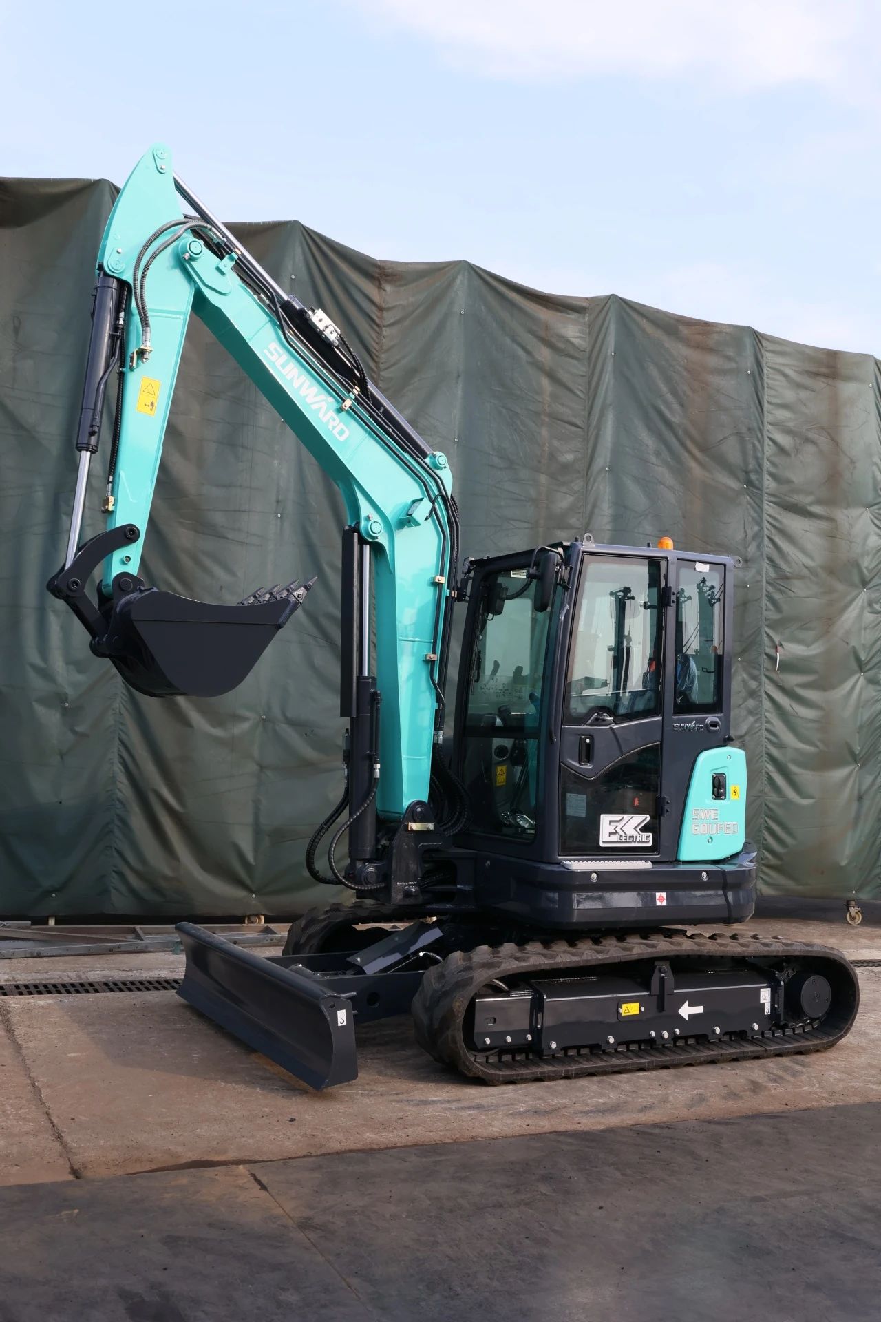 绿色上新!平博在线智能SWE60UFED纯电动无尾挖掘机成功下线