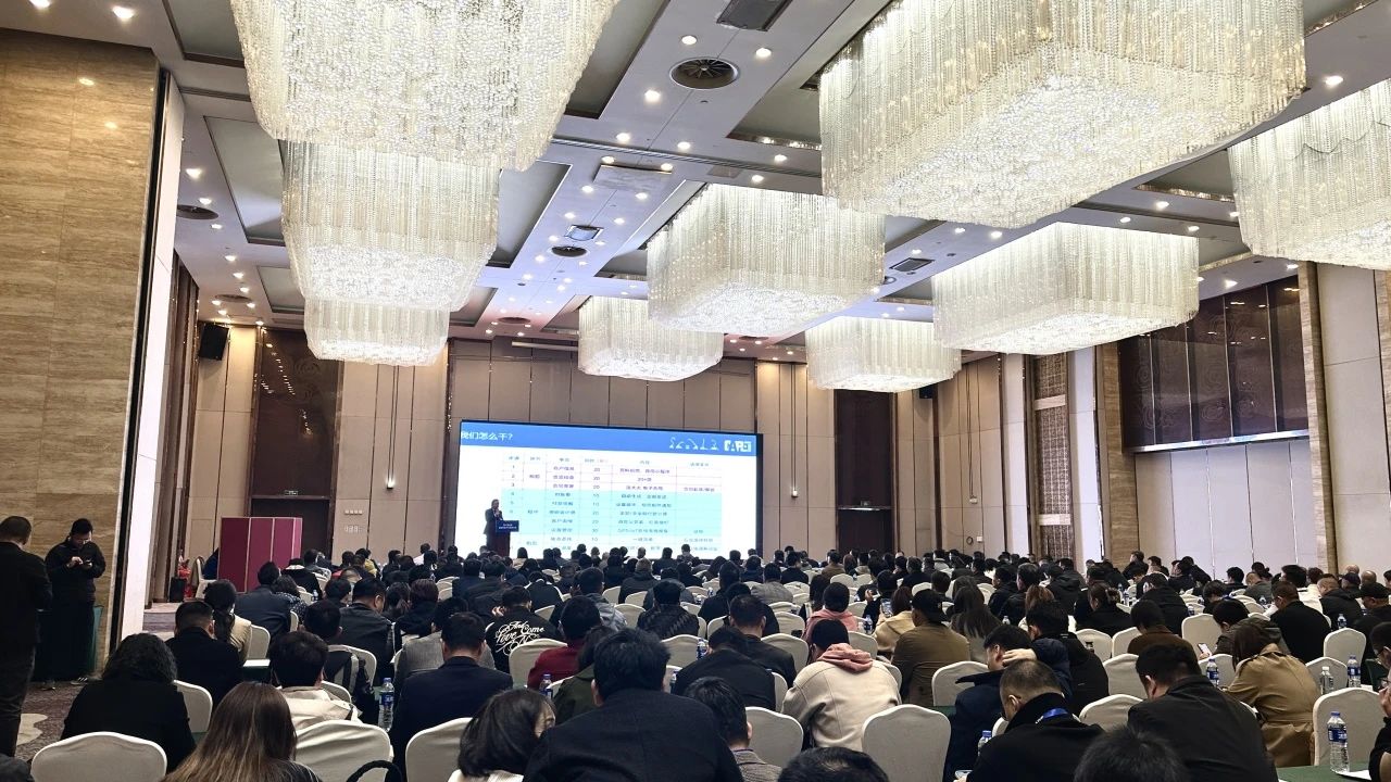 “爆品”来袭，签单不断！ 平博在线智能盛装亮相第八届全国高空作业平台租赁大会