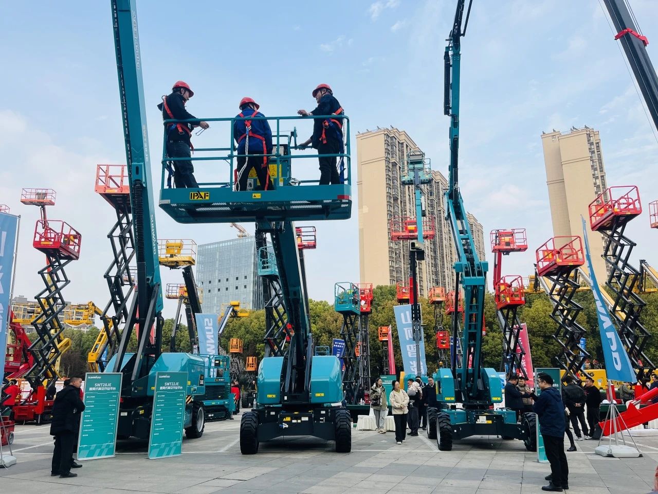 “爆品”来袭，签单不断！ 平博在线智能盛装亮相第八届全国高空作业平台租赁大会