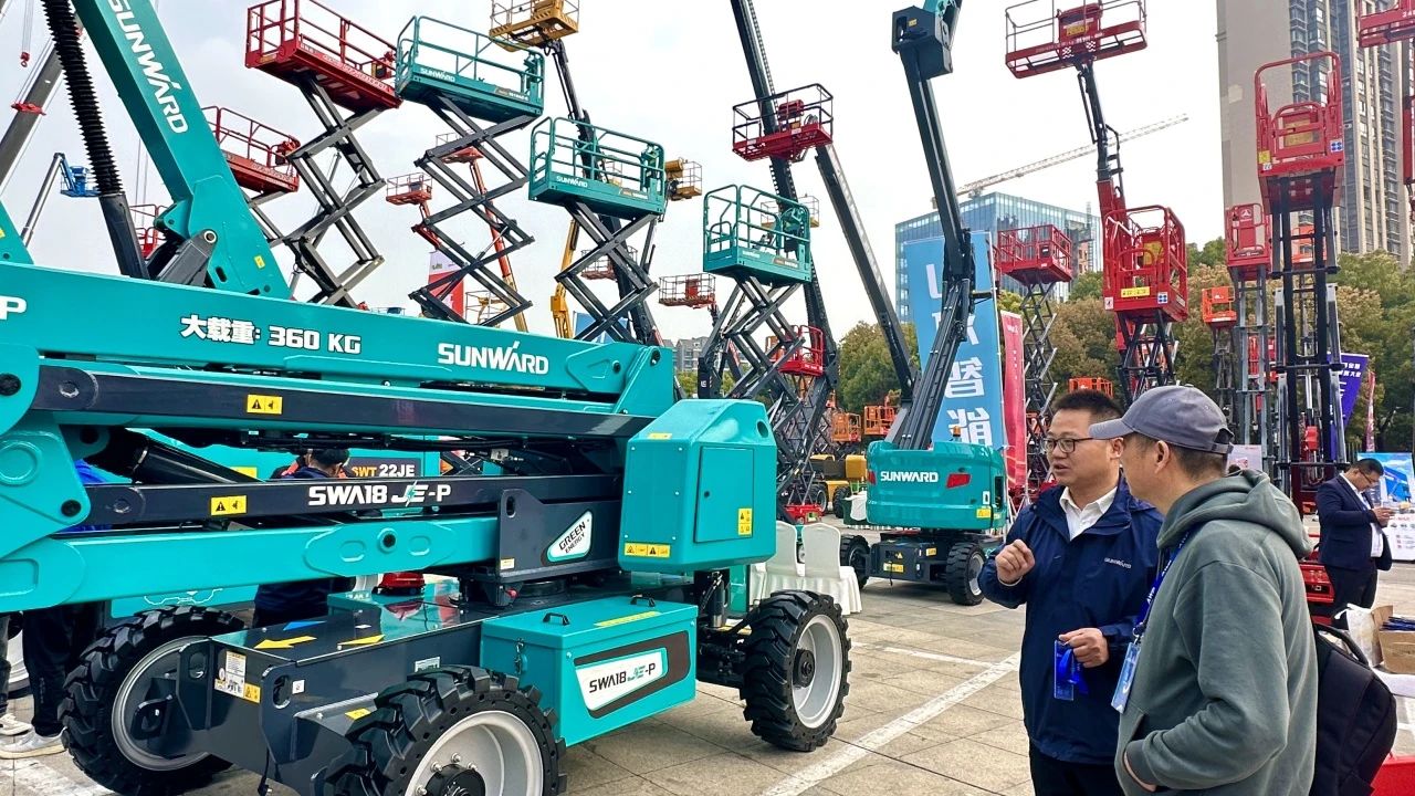 “爆品”来袭，签单不断！ 平博在线智能盛装亮相第八届全国高空作业平台租赁大会