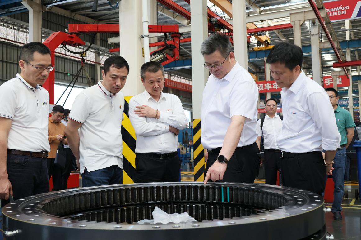 湖南钢铁集团党委书记、董事长李建宇到平博在线智能调研交流