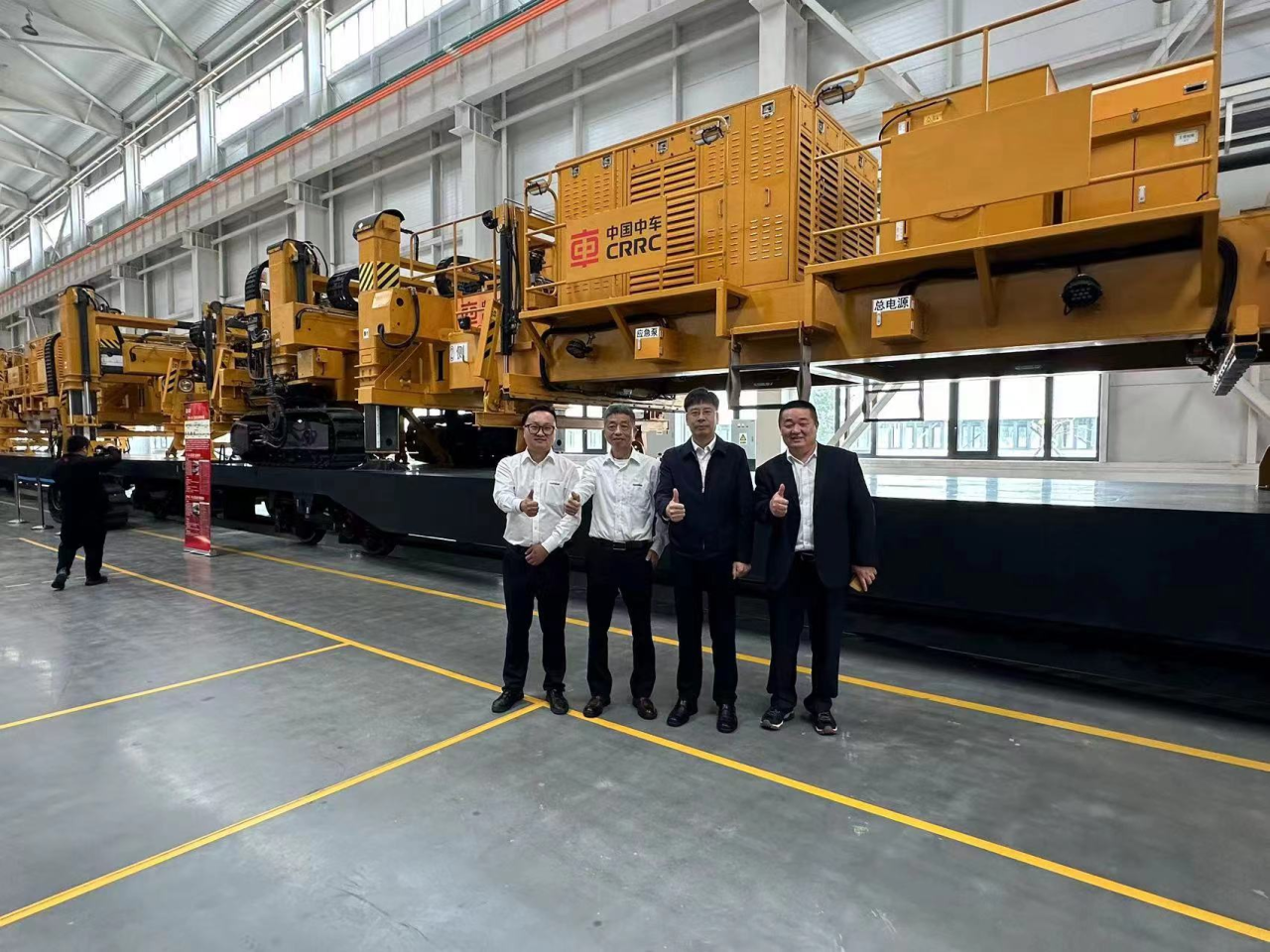 CPH-30J道岔铺换机组全球发布!平博在线智能与宝鸡中车时代共绘铁路装备新篇章!