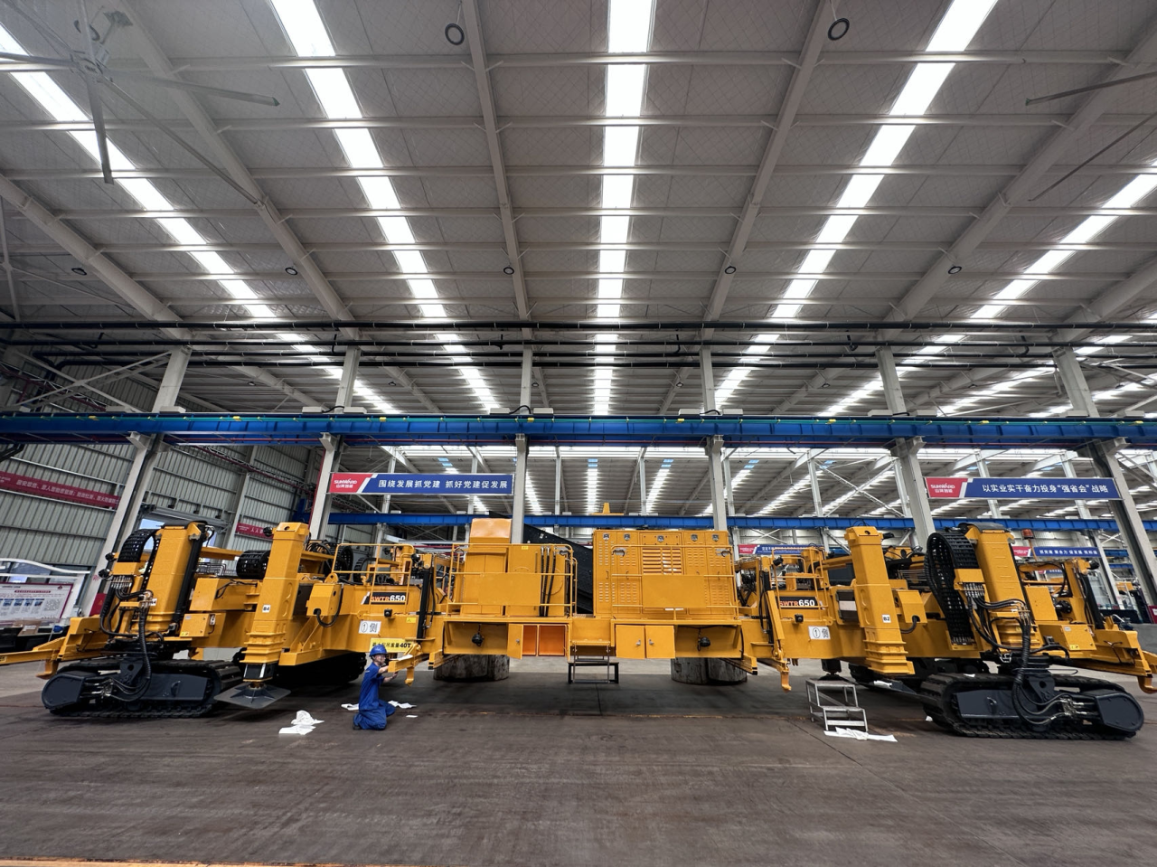 CPH-30J道岔铺换机组全球发布!平博在线智能与宝鸡中车时代共绘铁路装备新篇章!