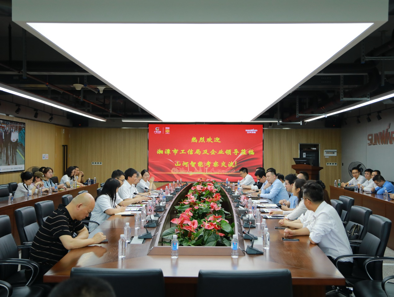 湘潭市工信局带队莅临平博在线智能开展智能制造现场观摩交流活动