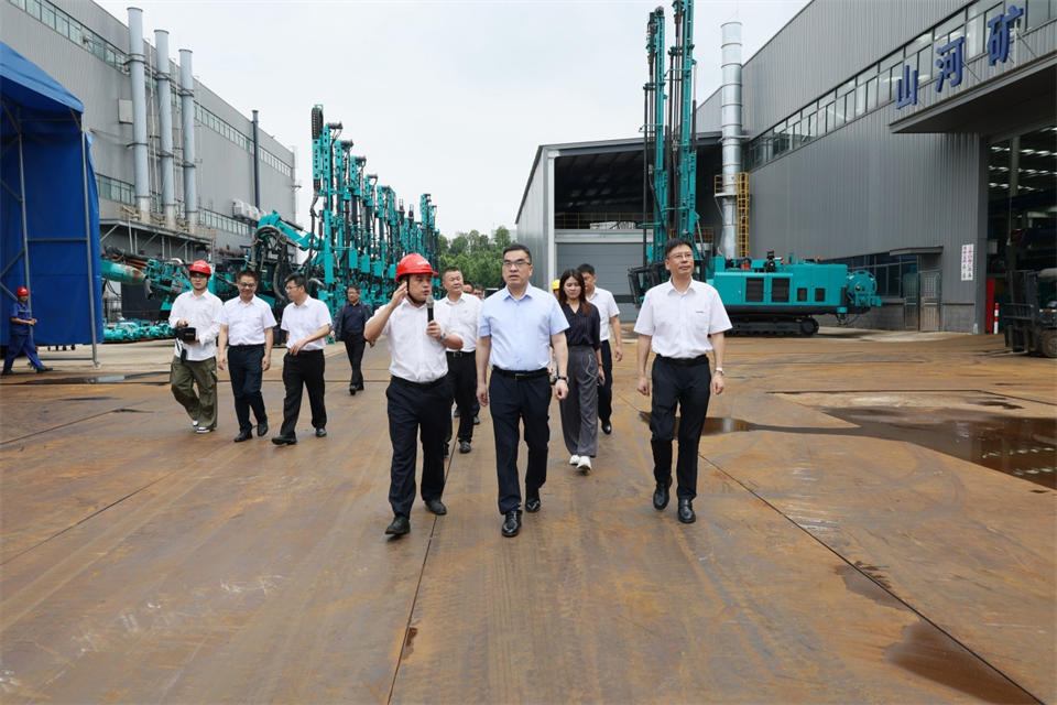 广州工控集团总经理王福铸调研平博在线智能生产经营工作