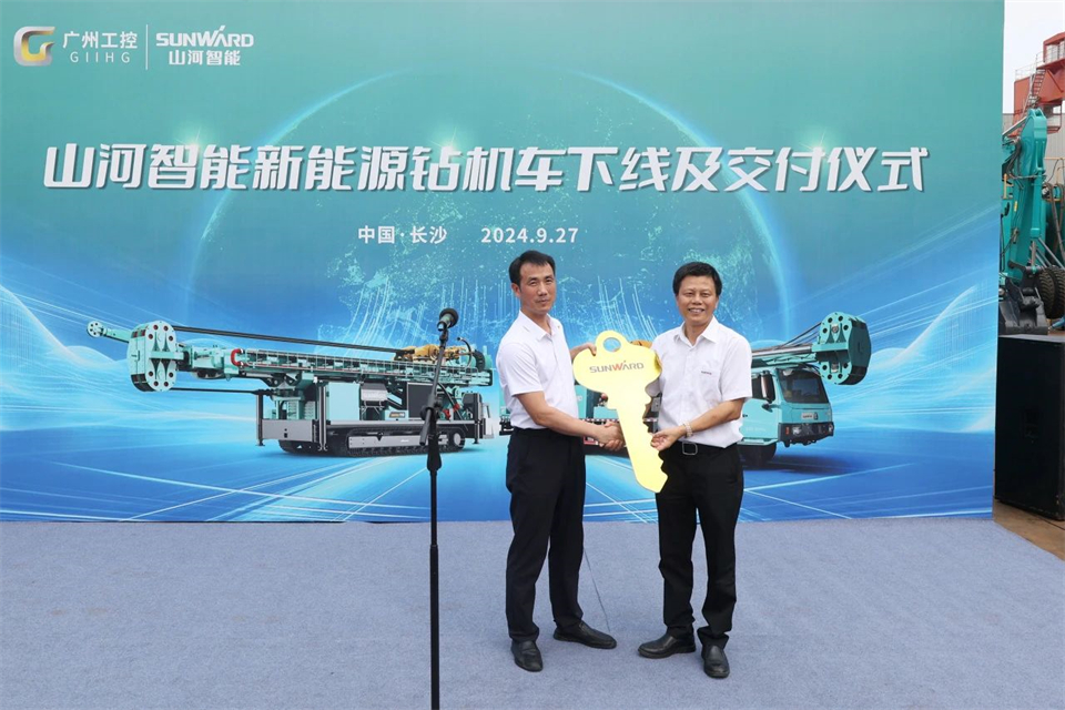 引领绿色科技新篇章！平博在线智能新能源钻机成功交付