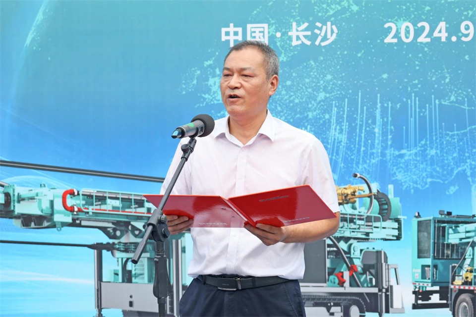 引领绿色科技新篇章！平博在线智能新能源钻机成功交付