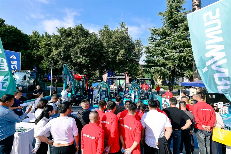 展现“掘”对实力！平博在线智能亮相2024微挖大会暨小型设备大会