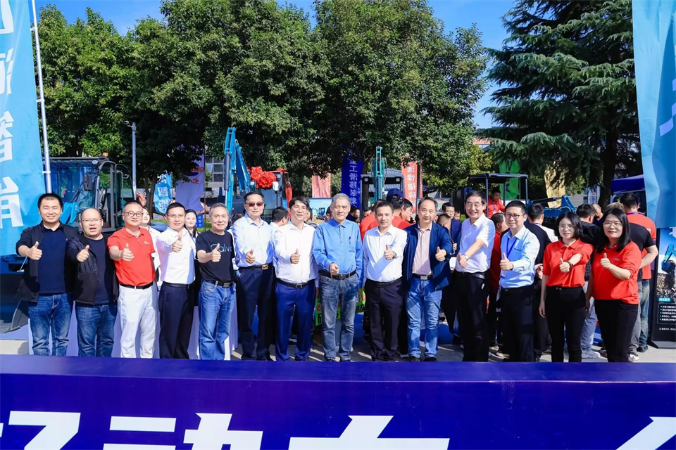 展现“掘”对实力！平博在线智能亮相2024微挖大会暨小型设备大会